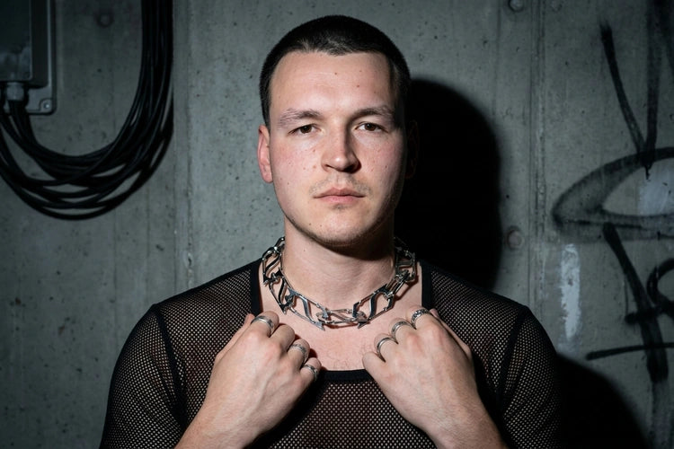Unten Bild - techno-essentials-chain-reaction-halskette-für-raves-editorial.webp