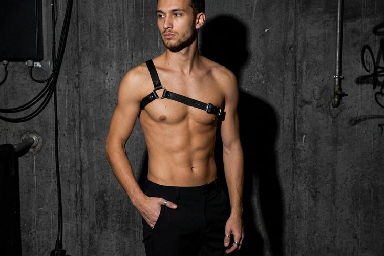 Unten Bild - techno-essentials-techno-single-strap-männer-harness-lifestyle.webp