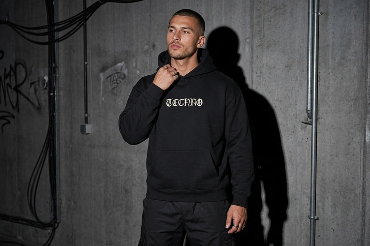 Unten Bild - techno-essentials-techno-vibe-oversize-hoodie-editorial.webp