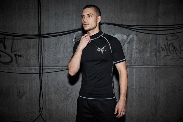 Unten Bild - techno-essentials-tribal-sport-shirt-für-herren-editorial.webp