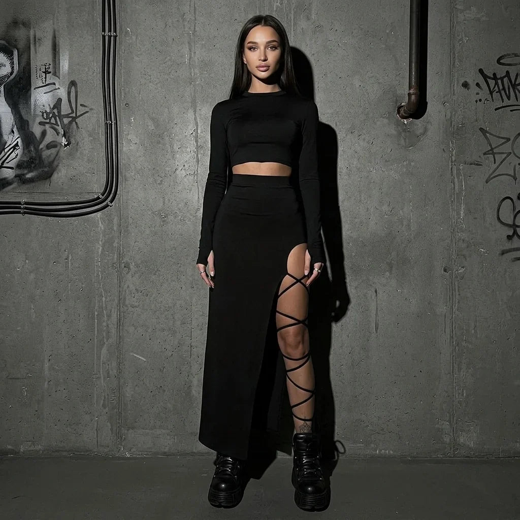 Damen Rave Set aus Crop Top und Rock vor Betonwand