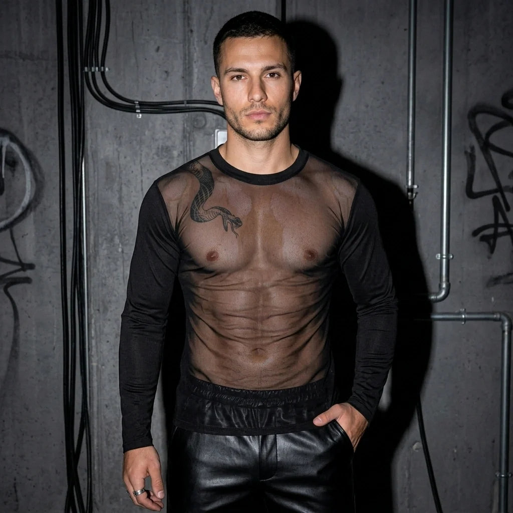 Herren Mesh-Langarmshirt transparent vor Betonwand