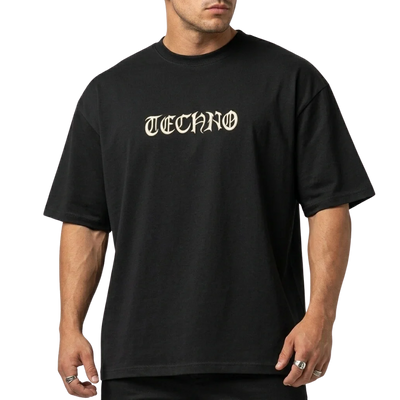 Schwarzes Techno Vibe Oversize T-Shirt mit Techno-Schriftzug in Fraktur, Vorderansicht am Model