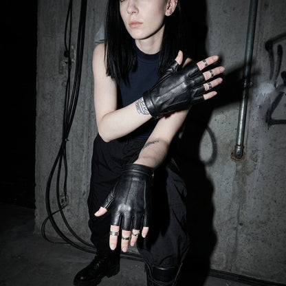 Frau mit Techno Rave Fingerless Gloves, schwarzes Outfit, ideal für Clubbing und Festivals.
