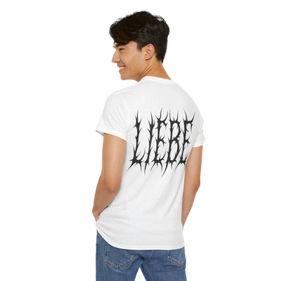 Weißes Liebe brennt T-Shirt am Model, Dreiviertel-Rückansicht 