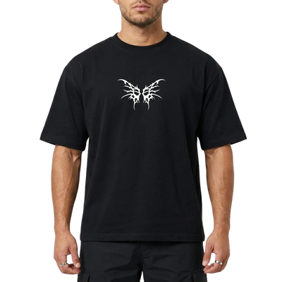 Schwarzes Tribal Techno Vibes Oversize T-Shirt mit weißem Tribal-Print, Vorderansicht am Model