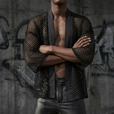 Mesh Vibe Kimono, Arme verschränkt, urbaner Rave-Stil vor Graffiti