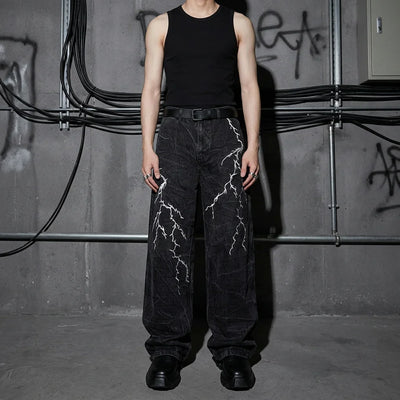 Electric Storm Hose, frontal, schwarzes Top, Techno Festival Mode, Kabel im Hintergrund