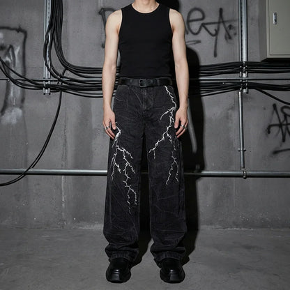 Electric Storm Hose, frontal, schwarzes Top, Techno Festival Mode, Kabel im Hintergrund