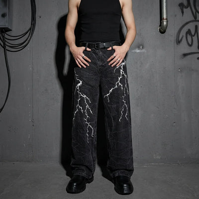 Electric Storm Hose, frontal, schwarzes Top, Festival Outfit, Graffiti-Hintergrund