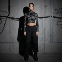 Dragon Night Backless Longsleeve zu weiter schwarzer Hose, Vorderansicht am Model