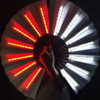 Leuchtender LED Fächer in Rot und Weiß in der Hand