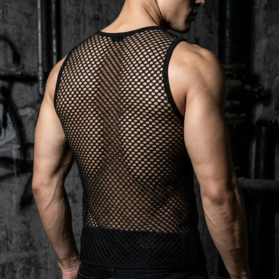 Rückansicht Rave-Mesh Tanktop, muskulöses Model, Clubwear, industrieller Hintergrund