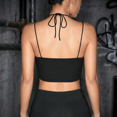 Rückansicht, schwarzes Cutout Crop Top, Schnürung, Techno Festival Mode, urbaner Hintergrund