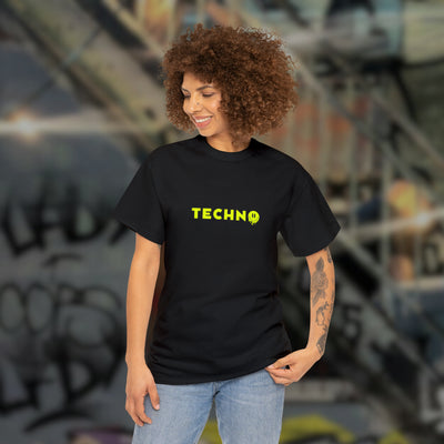 Schwarzes Techno Essentials T-Shirt am weiblichen Model, Vorderansicht