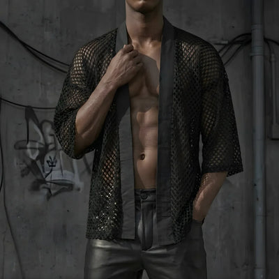 Mesh Vibe Kimono, Model greift Kragen, moderner Club-Look