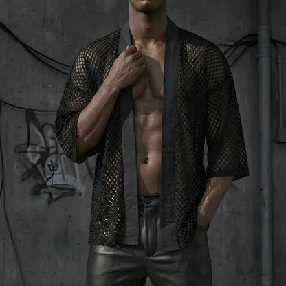 Mesh Vibe Kimono, Model greift Kragen, moderner Club-Look
