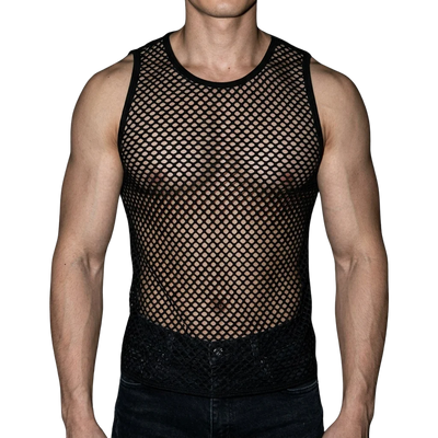 Rave-Mesh Tanktop in Schwarz, frontal getragen, muskulöses Model, Techno-Festival-Look