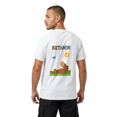 Weißes KETA Unisex Shirt mit Pferd-Rückenprint am Model, Rückansicht 