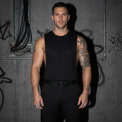 Frontansicht im schwarzen Deep Cut Tanktop, Club-Mode, urban