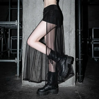 Dusk Mesh Rock seitlich, Model lehnt an Wand, schwarze Stiefel, Rave Style