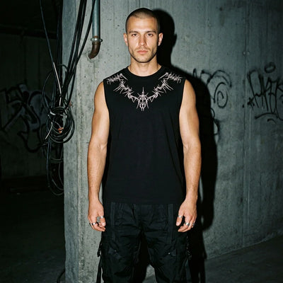 Nightfall Tanktop schwarz, Model in urbaner Umgebung, Rave-Stil