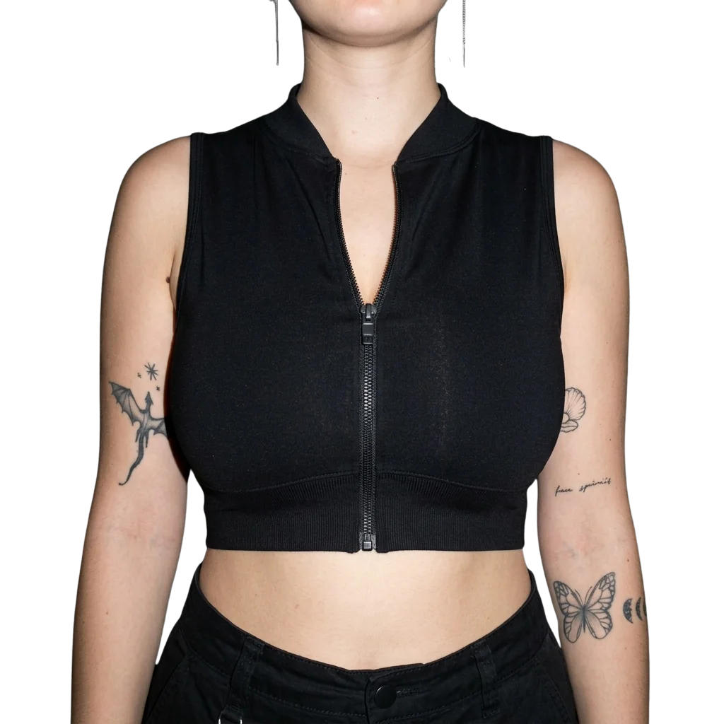 Schwarzes Rave Zip Top, Model frontal, Tattoos sichtbar, Techno Festival Look