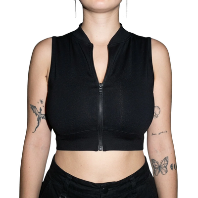 Schwarzes Rave Zip Top, Model frontal, Tattoos sichtbar, Techno Festival Look