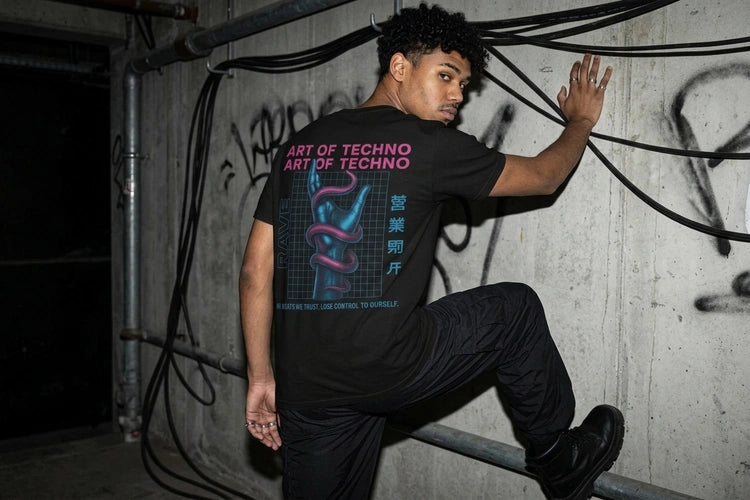 Unten Bild - techno-essentials-art-of-techno-unisex-heavy-cotton-rave-t-shirt-editorial.webp