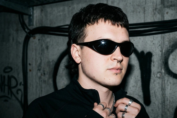 Darkwave Sleek Sonnenbrille für Raves - Lifestyle-Aufnahme | Techno Essentials