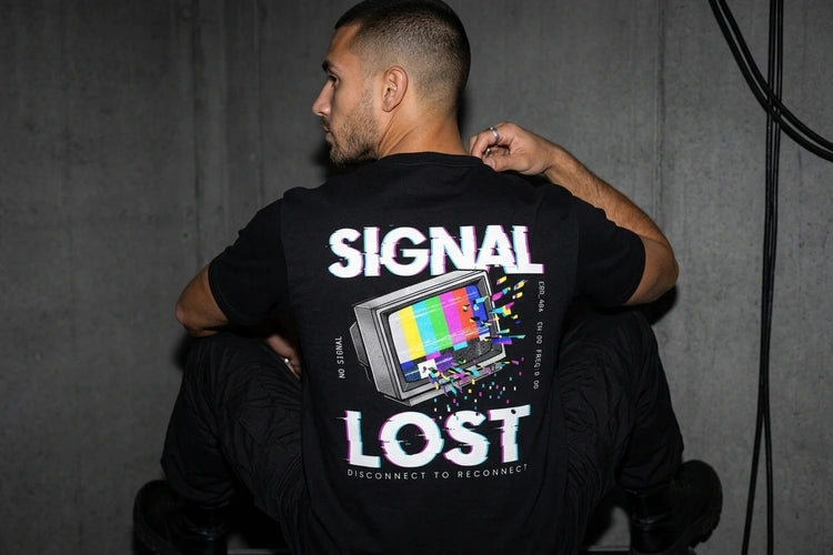 Unten Bild - techno-essentials-herren-heavy-cotton-t-shirt-signal-lost-v2-editorial.webp