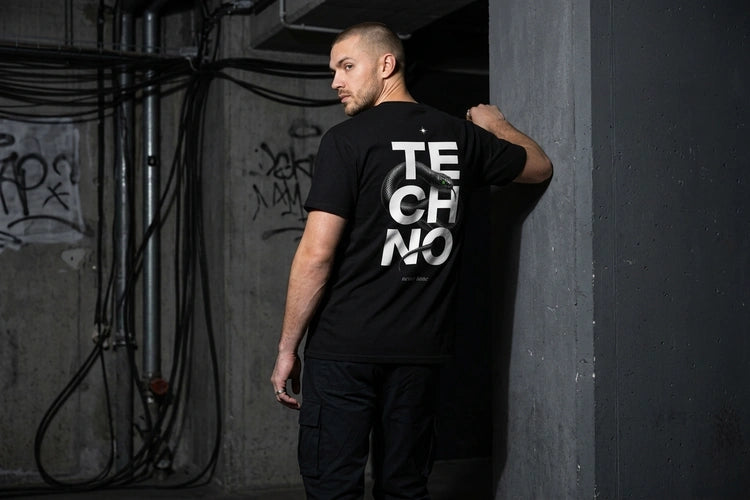 Unten Bild - techno-essentials-herren-heavy-cotton-t-shirt-snake-editorial.webp