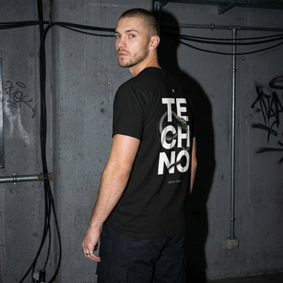 Schwarzes Venom Heavy Cotton T-Shirt, Rückenprint am Model, Schulterblick #farbe_schwarz