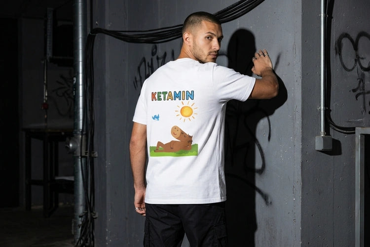 Unten Bild - techno-essentials-keta-unisex-shirt-editorial.webp