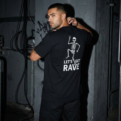 Schwarzes Let’s Get Rave T-Shirt am Model, Dreiviertel-Rückansicht