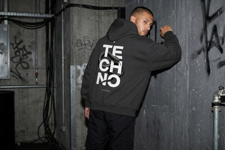 Unten Bild - techno-essentials-oversize-hoodie-ohne-kordel-snake-editorial.webp