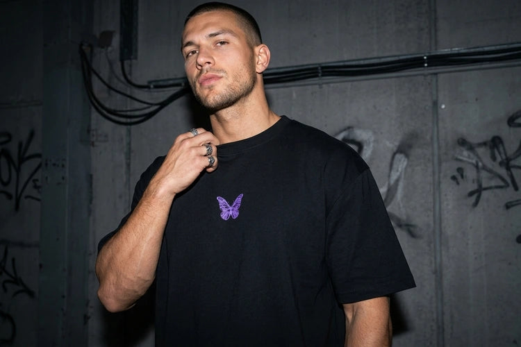 Unten Bild - techno-essentials-oversize-t-shirt-butterfly-editorial.webp