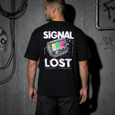 Schwarzes Signal Lost Oversize T-Shirt, Rückansicht mit Glitch-Print am Model #farbe_schwarz