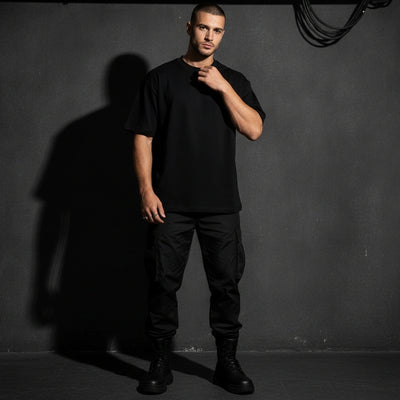 Schwarzes Signal Lost Oversize T-Shirt, Vorderansicht am Model zu schwarzer Cargohose #farbe_schwarz