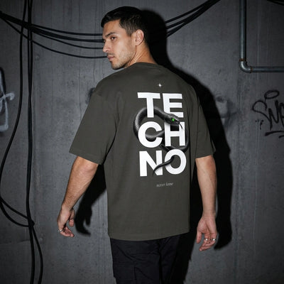 Anthrazitfarbenes Venom Oversize T-Shirt, Rückenprint am Model mit Schulterblick #farbe_schwarz