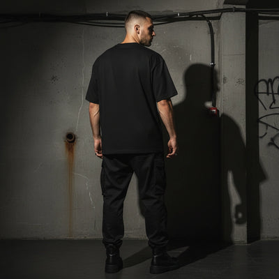 Schwarzes Tribal Techno Vibes Oversize T-Shirt, Rückansicht am Model #farbe_schwarz