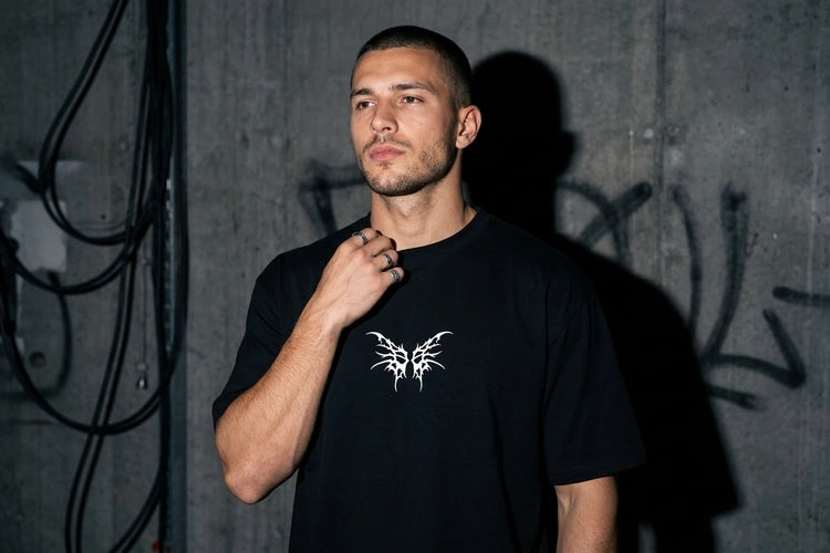 Unten Bild - techno-essentials-oversize-t-shirt-tribal-editorial.webp