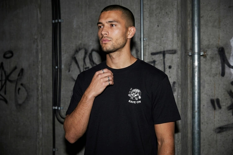 Unten Bild - techno-essentials-rave-on-techno-t-shirt-editorial.webp