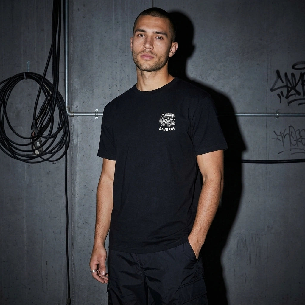 RAVE ON Techno T-Shirt - Ganzkörper-Aufnahme | Techno Essentials