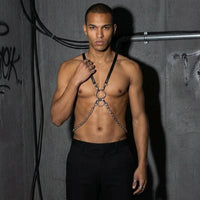 RaveMaster Harness, Vorderansicht am Model vor Betonwand
