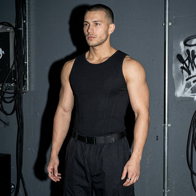 Sleek Groove Tanktop Schwarz - Dreiviertel-Ansicht | Techno Essentials