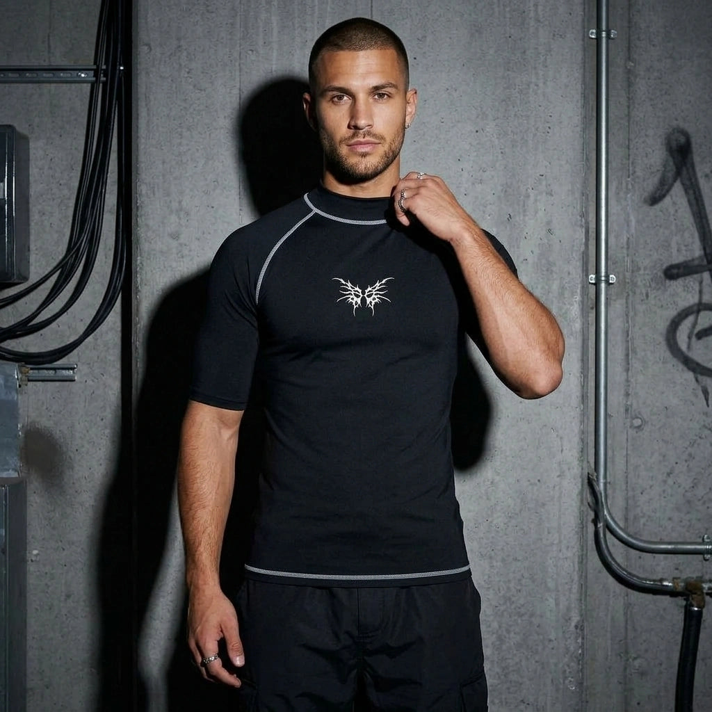 Tribal Techno Vibes Funktionsshirt – Model von vorne #farbe_schwarz