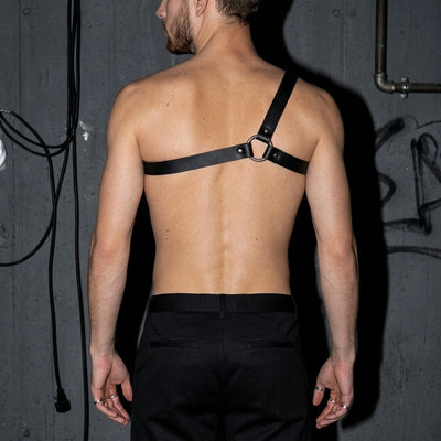 Techno Single Strap Männer-Harness - Ganzkörper-Aufnahme | Techno Essentials