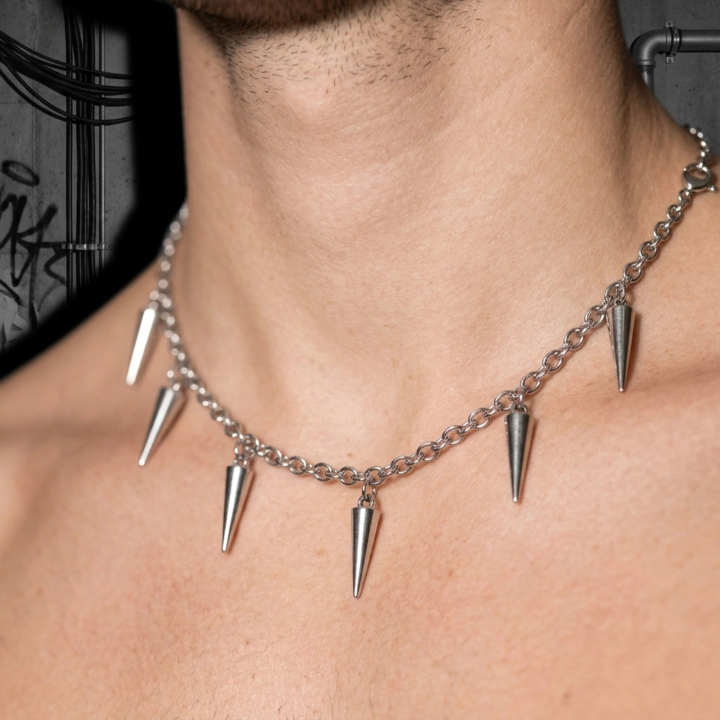 Techno Spike Chain - Ganzkörper-Aufnahme | Techno Essentials