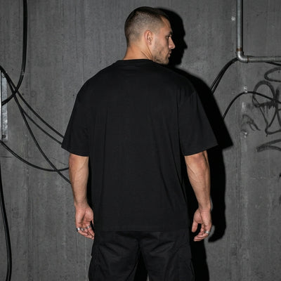 Schwarzes Techno Vibe Oversize T-Shirt, schlichte Rückansicht am Model